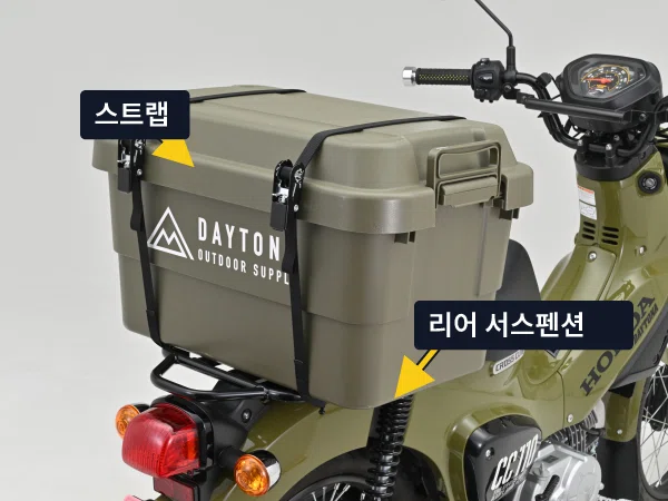 배달 박스 스트랩과 뒷바퀴·서스펜션 주변 간격을 확인하는 모습