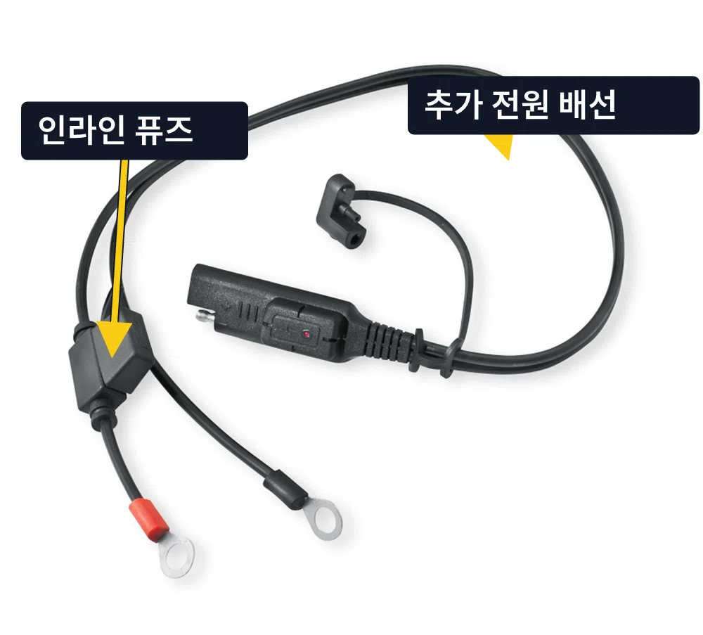 오토바이에 추가된 USB 전원이나 열선 등 전장품의 연결부와 퓨즈 주변을 확인하는 모습