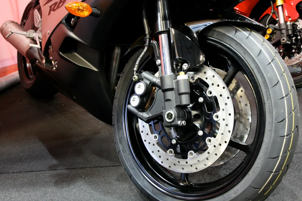 Yamaha R6 전륜 브레이크 캘리퍼 실제 사진