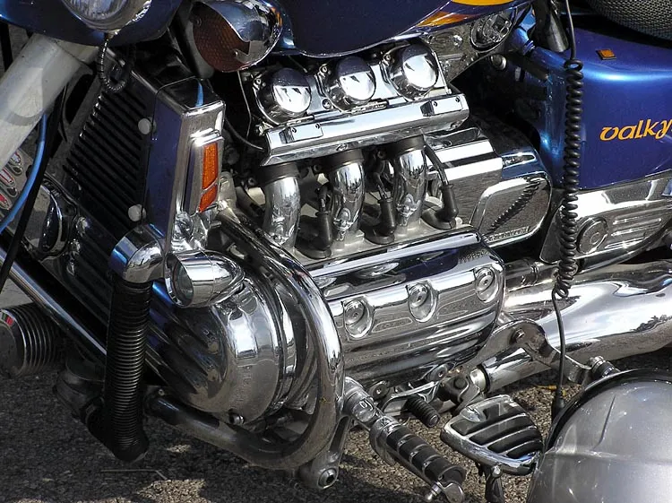 Honda Valkyrie 엔진과 라디에이터 실제 사진