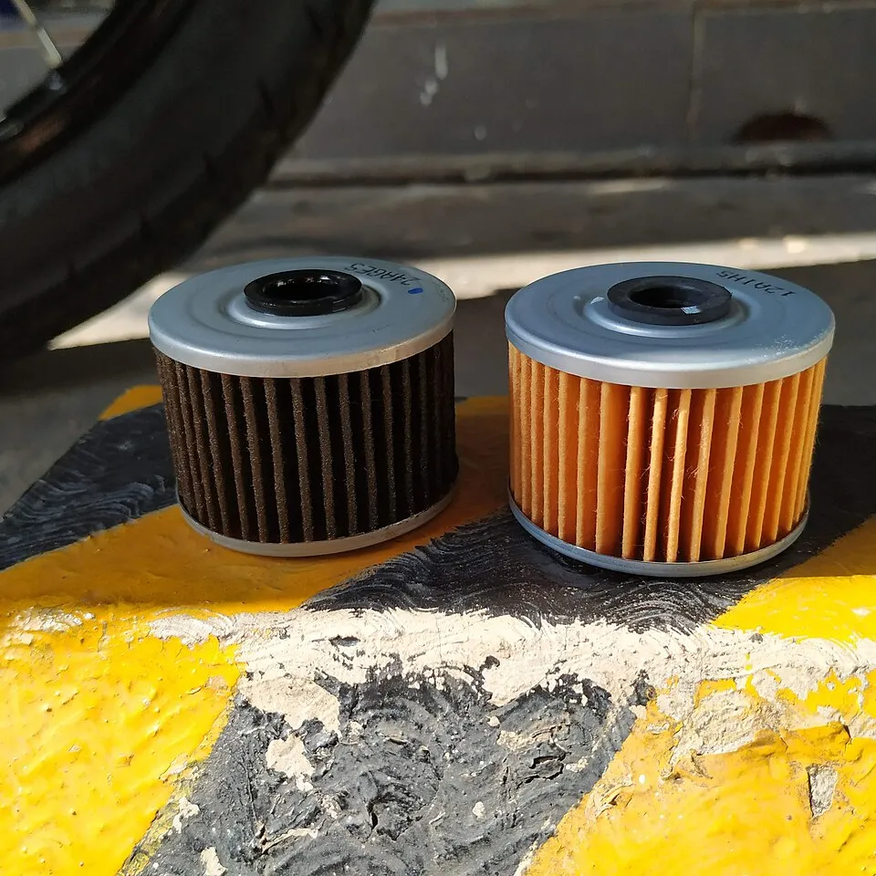 Kawasaki W175의 사용 전후 엔진오일 필터