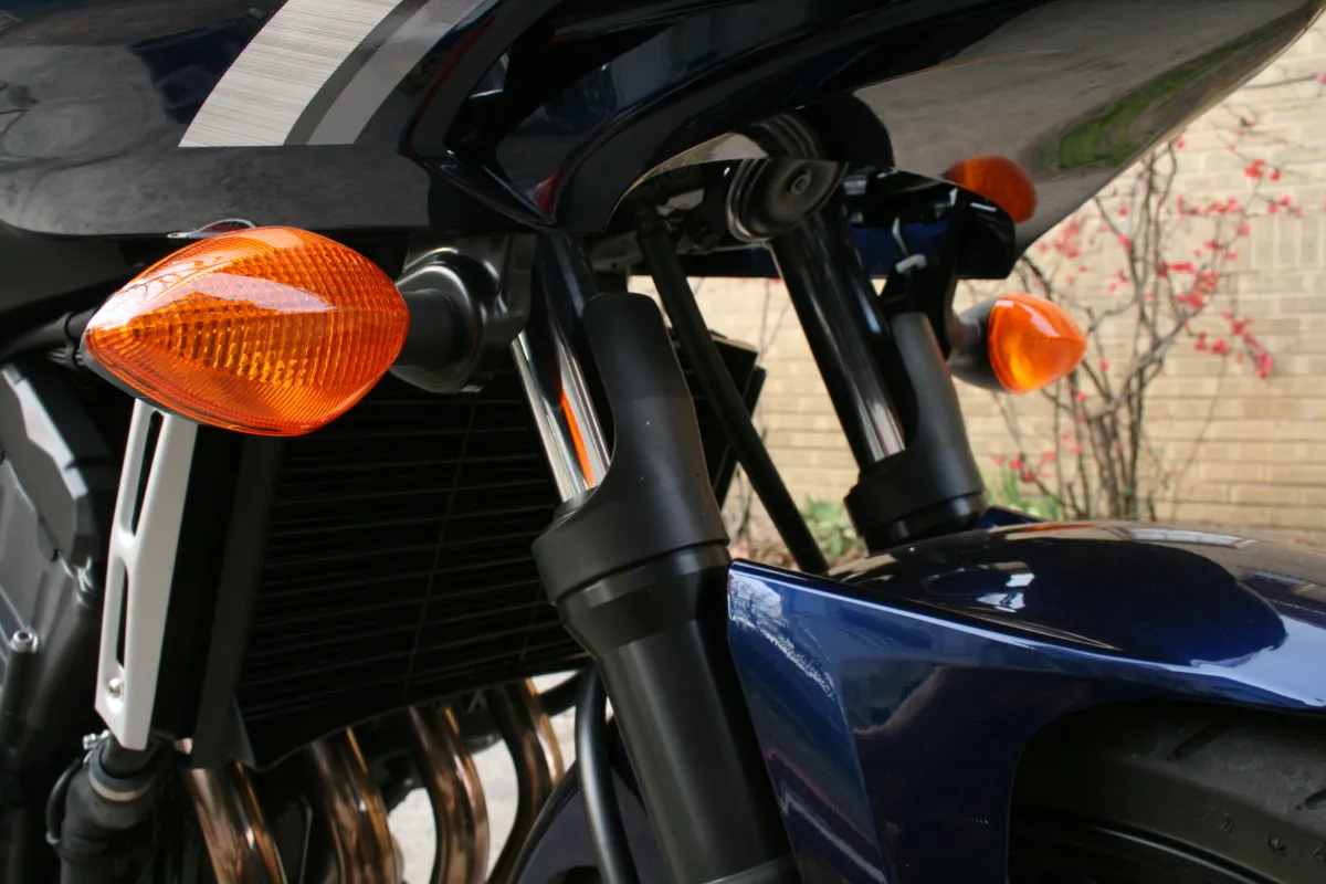 Yamaha FZ6 전면에서 확인되는 실제 라디에이터 위치