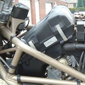 Ducati에서 연료탱크를 분리한 뒤 보이는 에어박스
